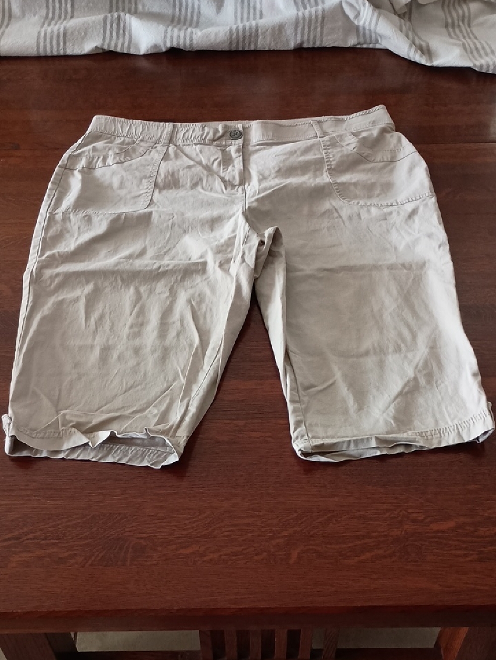 Counterparts Women's Khaki Capris b200